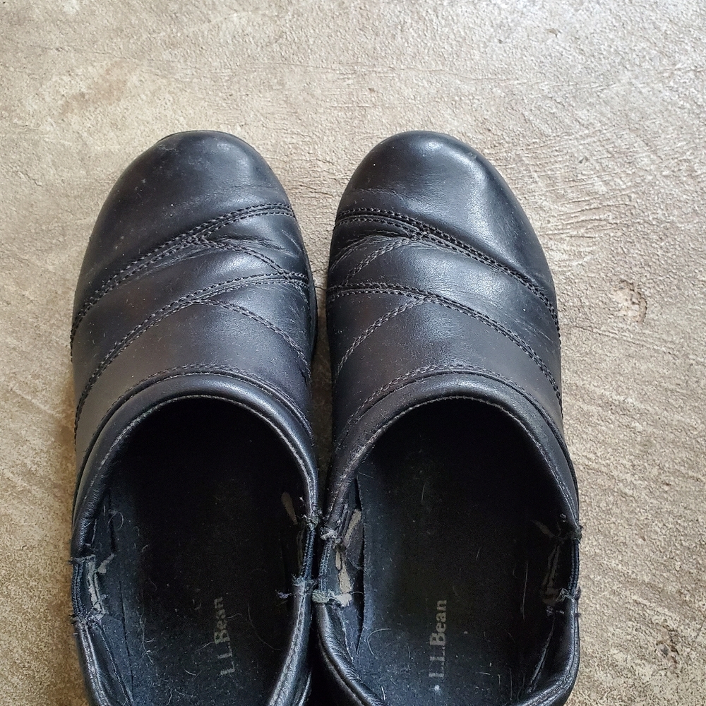 Women's LLBean leather shoes, size 8 medium. Bearly used, like new.